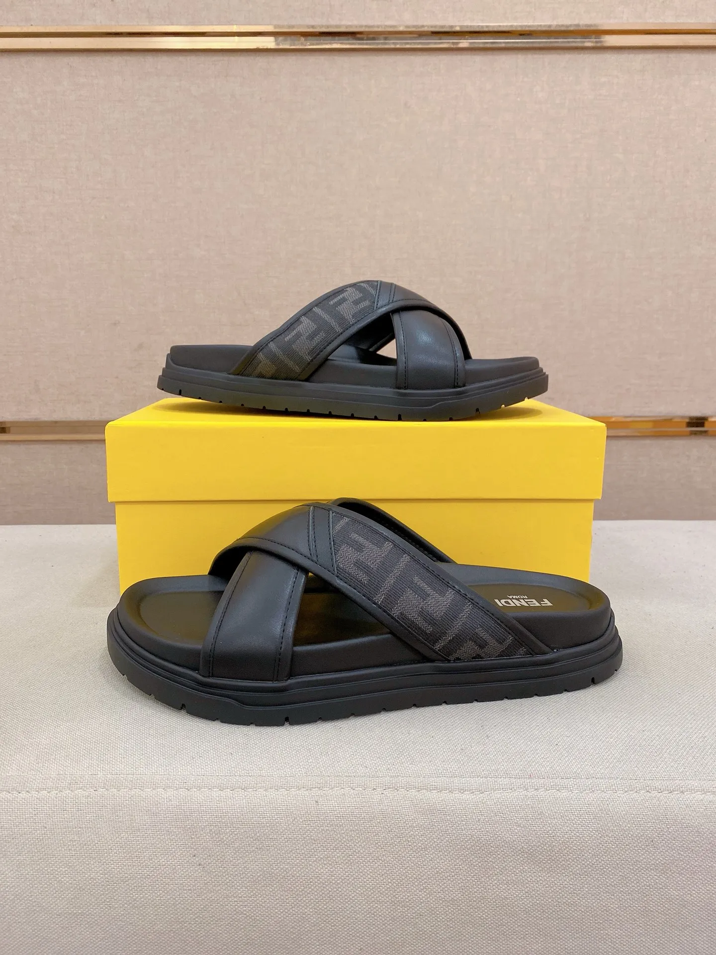 Factory price: 320💰 [Fendi Slippers] High-end brand of men's shoes, official website 1:1 latest masterpiece: original mold customization, the fabric is made of imported original materials, upgraded outsole, lighter and non-slip. The market's top quality, simple yet tasteful, a must-have for fashionistas, fashionable at your feet, full of confidence, the same style at the counter 👍The season of summer slippers is here. Code: 38-44 (45 is custom-made and cannot be returned or exchanged)